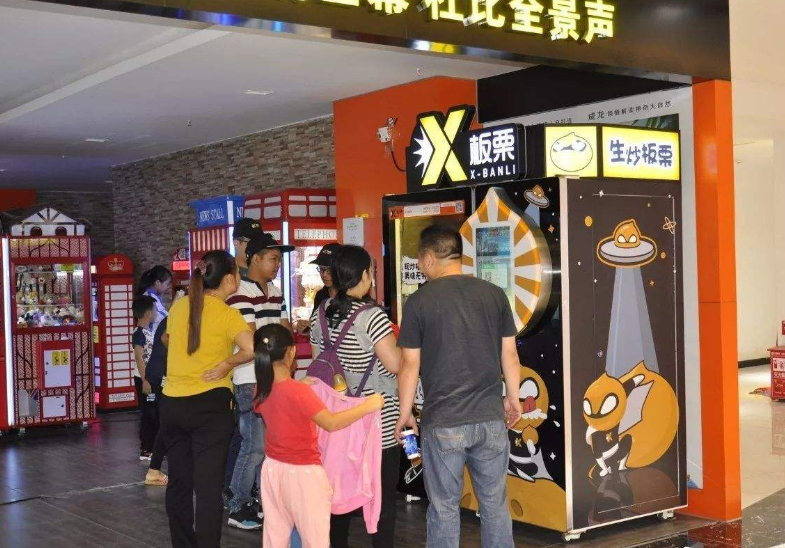 擺地攤糖炒栗子的做法自己怎樣在鐵窩炒糖炒栗子